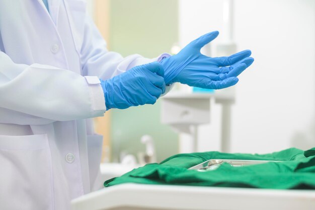 Vrouwelijke tandarts met medische handschoenen Bereid je voor om in een tandheelkundige kliniek te werken