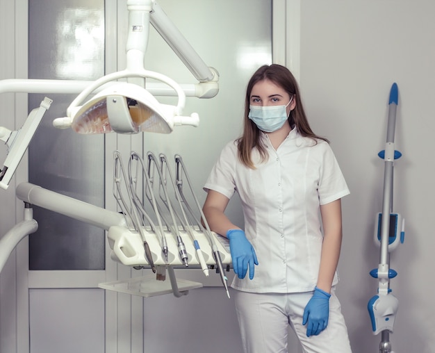 Vrouwelijke tandarts wacht op patiënt in de tandheelkundige kliniek