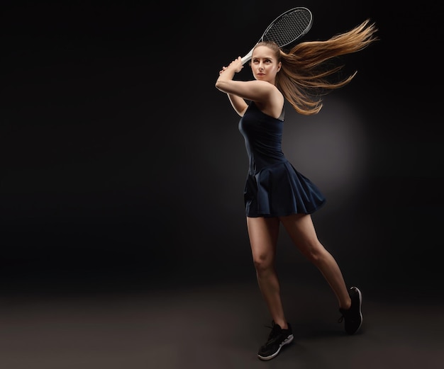 Foto vrouwelijke tennisser is klaar om de bal te slaan volledige concentratie op het spel dynamische pose schoonheid van tennis