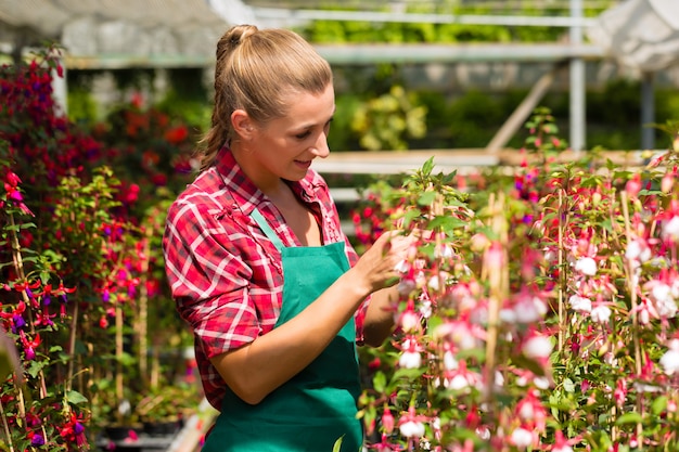 Vrouwelijke tuinman in markttuin of kinderdagverblijf