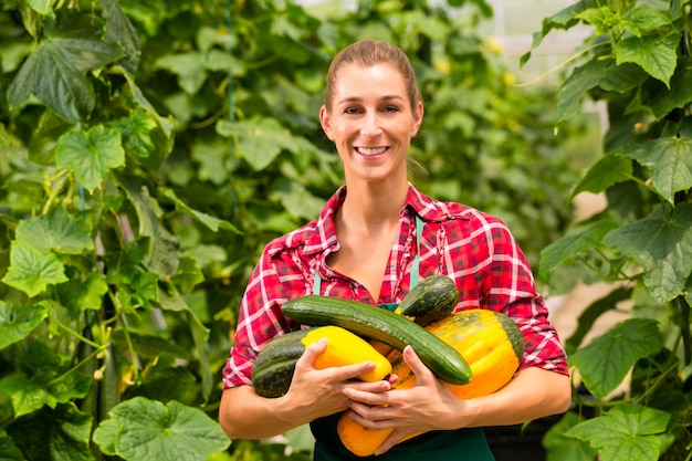 Vrouwelijke tuinman in markttuin of kinderdagverblijf