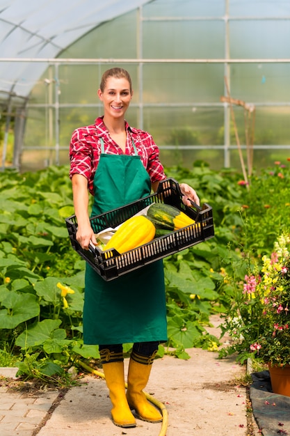 Vrouwelijke tuinman in markttuin of kinderdagverblijf