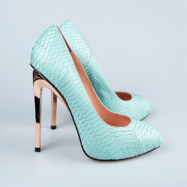 Vrouwelijke turquoise schoenen met hoge hakken