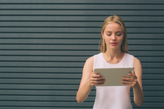 Vrouwelijke typen tablet buitenshuis