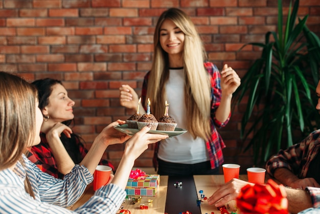 Vrouwelijke universiteitsstudente krijgt een lief geschenk