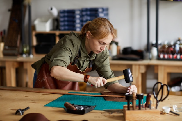 Vrouwelijke vakman werken in winkel