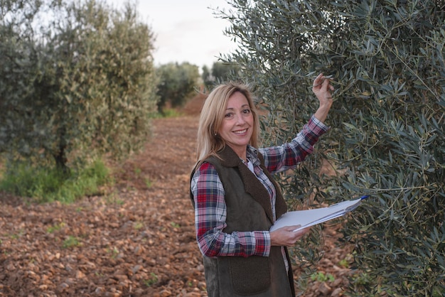 Vrouwelijke veldingenieur onderzoekt agrarische plantage Integratie agronomist vrouwen in het veld