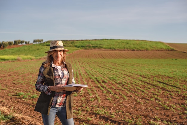 Vrouwelijke veldingenieur onderzoekt agrarische plantage Integratie agronomist vrouwen in het veld