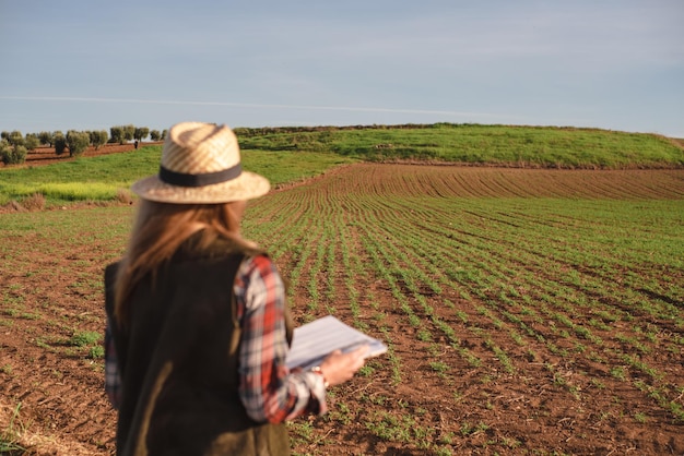 Vrouwelijke veldingenieur onderzoekt agrarische plantage Integratie agronomist vrouwen in het veld