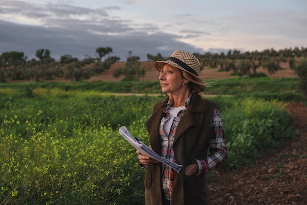 Vrouwelijke veldingenieur onderzoekt agrarische plantage Integratie agronomist vrouwen in het veld