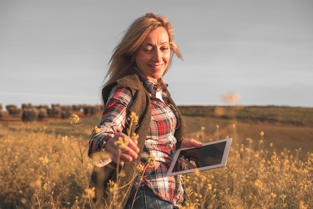 Vrouwelijke veldingenieur onderzoekt agrarische plantage Integratie agronomist vrouwen in het veld