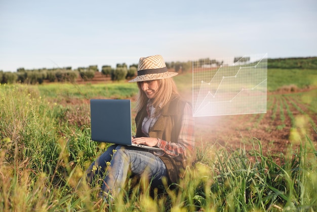 Vrouwelijke veldingenieur onderzoekt agrarische plantage Integratie agronomist vrouwen in het veld