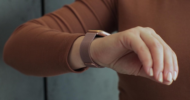 Foto vrouwelijke vingers doen dubbel tikken op smartwatch voor handsfree interactie