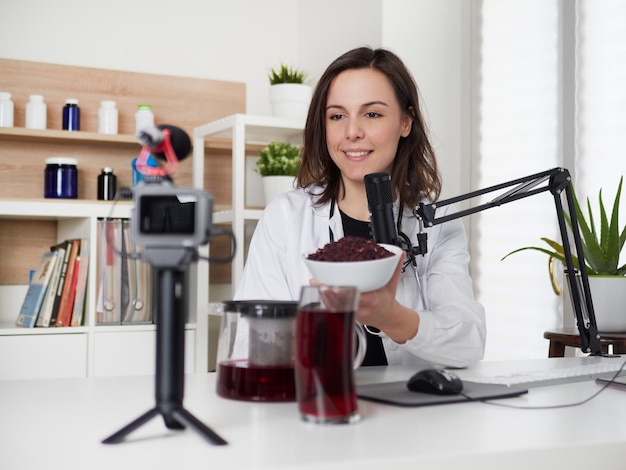 Foto vrouwelijke voedingsdeskundige praat over hibiscusdrank infusiethee