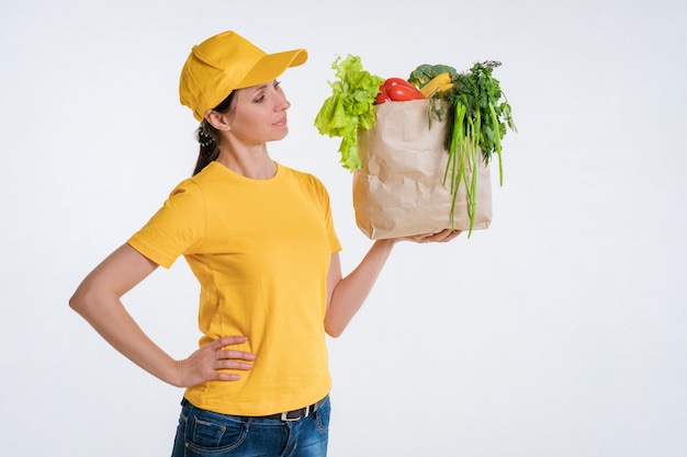 Vrouwelijke voedsel bezorger met voedselpakket