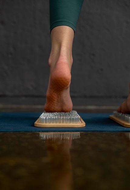 Vrouwelijke voeten op planken met nagels Yogi vrouw benen close-up Yoga Practice