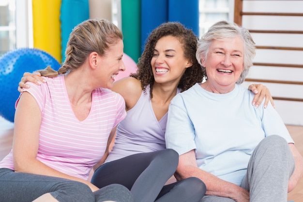 Vrouwelijke vrienden die in gymnastiek zitten