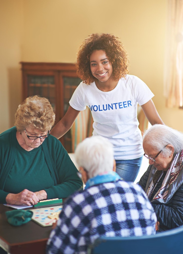 Foto vrouwelijke vrijwilliger en portret met ouderen in een bejaardentehuis bordspel en sociale interactie voor advocacy meisjes oudere vrouwen en liefdadigheid voor vrijwilligerswerk en gemeenschapsdienst voor het helpen