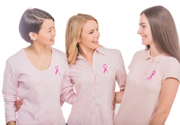 Vrouwelijke vrijwilligers die het bewustzijn van borstkanker ondersteunen.