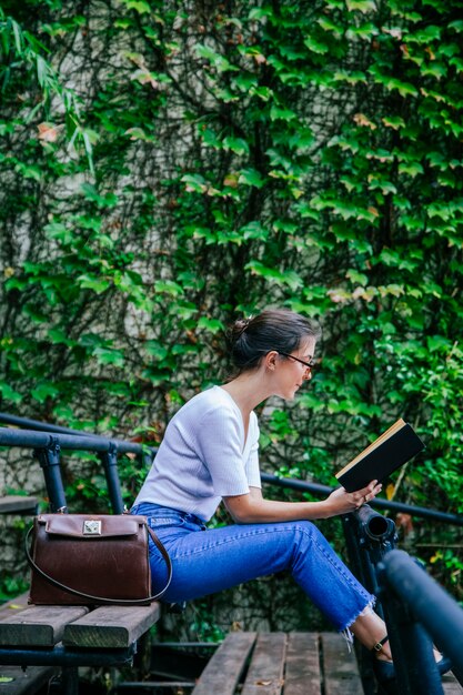 Vrouwelijke vrouw die voor definitief een examen op universiteit bestudeert