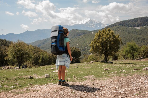 Vrouwelijke wandelaar die Takhtalydag-berg in Turkije bekijken