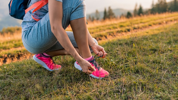 Vrouwelijke wandelaar of agentvoet en sportschoenen die training in openlucht doen.