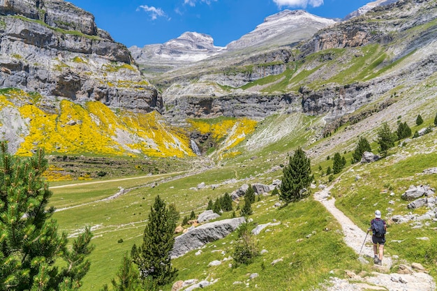 Vrouwelijke wandelaar op weg naar de cola de caballo-waterval in het nationale park ordesa en monte perdido, aragon huesca, spanje