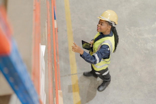 Vrouwelijke werknemers die producten controleren