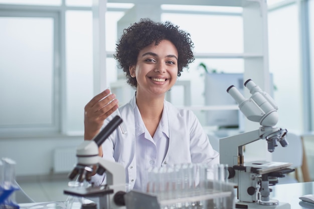 Vrouwelijke wetenschapper aan het werk in het lab