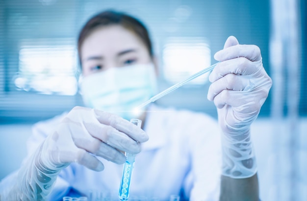 Vrouwelijke wetenschapper test chemische stoffen in het laboratorium