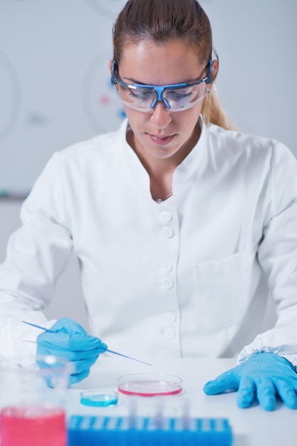 Foto vrouwelijke wetenschapsonderzoeker werkzaam in laboratorium