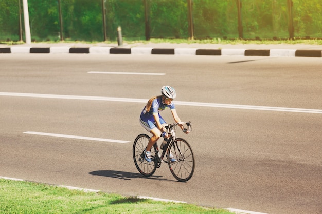 Vrouwelijke wielrenner racen op haar fiets