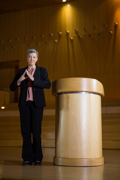 Foto vrouwelijke zakenman gebaren tijdens het houden van een toespraak in het conferentiecentrum