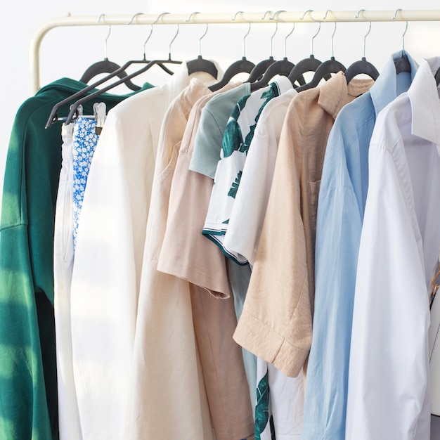 Vrouwelijke zomergarderobe in witte kamer