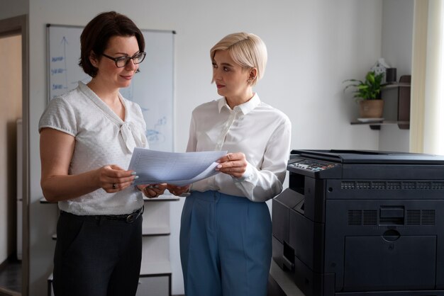 Vrouwen aan het werk op kantoor met printer