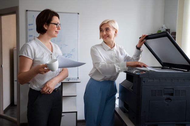 Vrouwen aan het werk op kantoor met printer