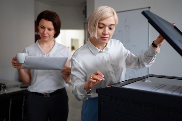 Vrouwen aan het werk op kantoor met printer