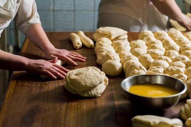 Vrouwen bakken taarten Banketbakkers maken toetjes Broodjes maken Deeg op tafel Kneed het deeg