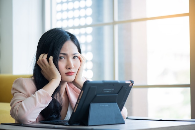 Vrouwen belastend bij het werken in bureau, Office syndroom concept