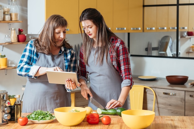 Vrouwen bereiden van gezond voedsel in de keuken