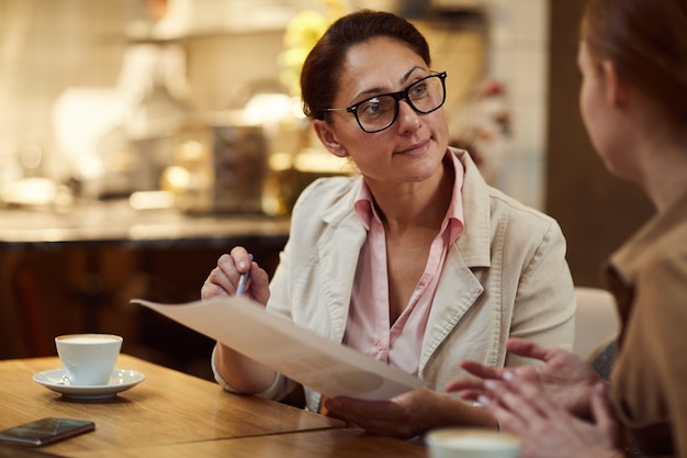 Vrouwen bespreken contract tijdens vergadering