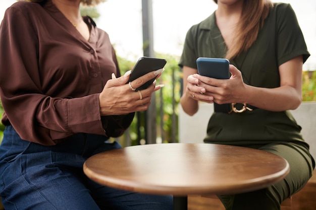 Foto vrouwen bespreken nieuwe mobiele apps