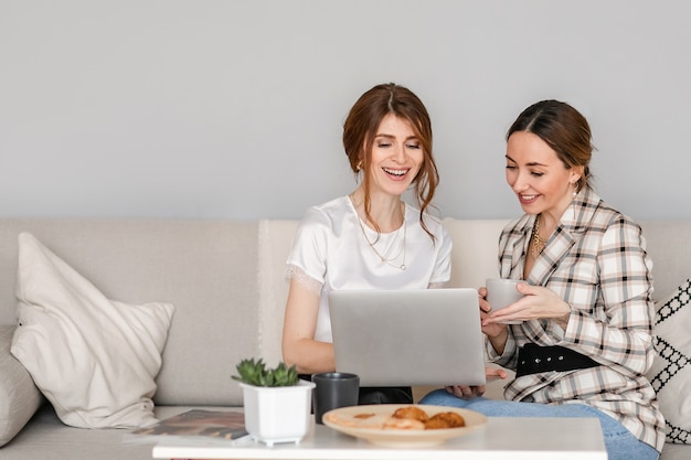 Vrouwen bespreken online hun werk