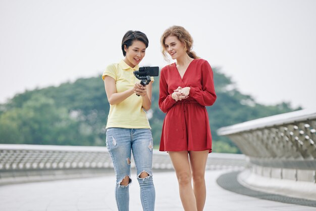 Vrouwen bespreken video op smartphone