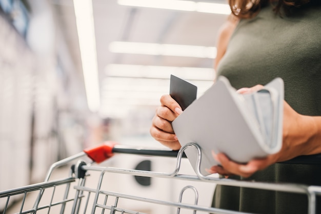 Vrouwen betalen haar aankoop met een creditcard.