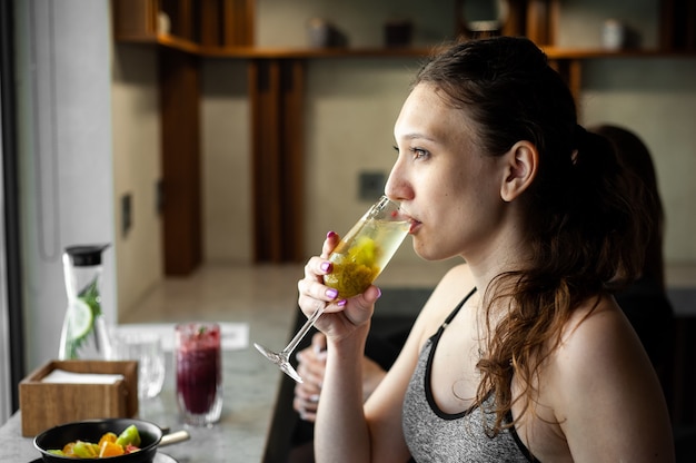 Vrouwen chillen en drinken gezond drinken na het sporten