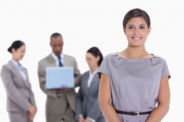 Vrouwen commercieel team op de achtergrond die op laptop letten