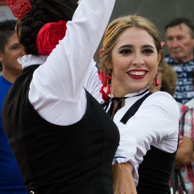 Vrouwen dansen tijdens het festival