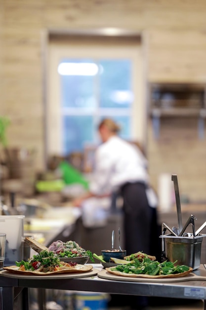 Foto vrouwen die aan tafel werken in een restaurant