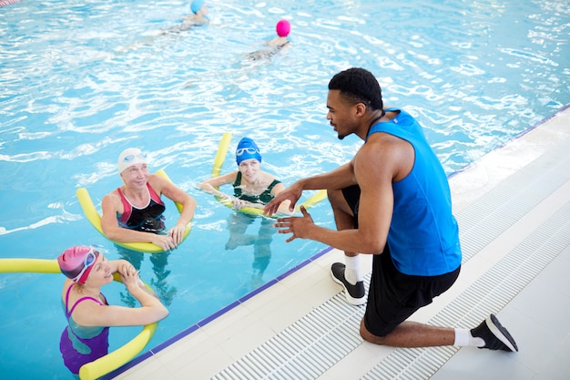 Vrouwen die Aqua Aerobics doen